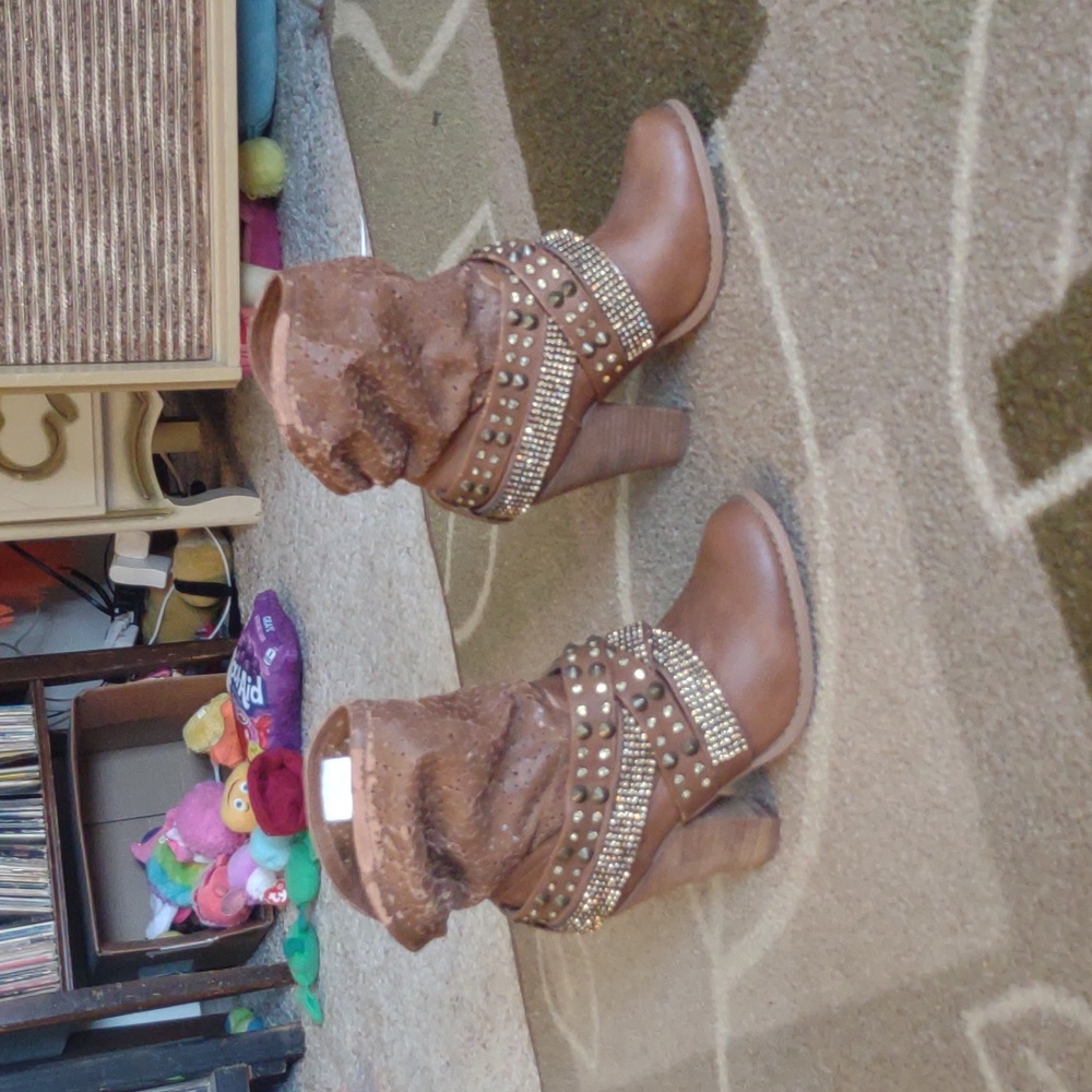 SOLD NOT RATED DAMEN BRING SPRING Double Dip Harness Studded Fashion Boots 7